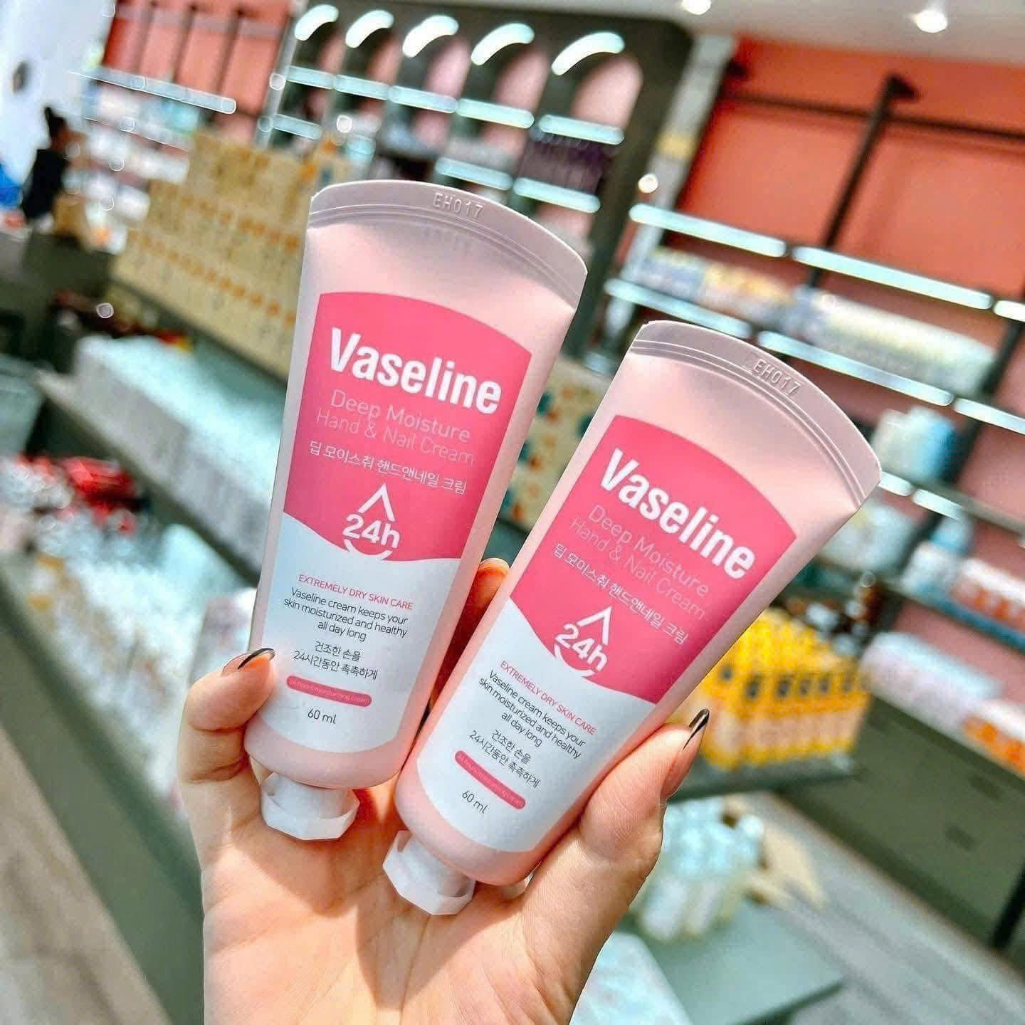 Kem dưỡng tay và móng Vaseline Deep Moisture Hand